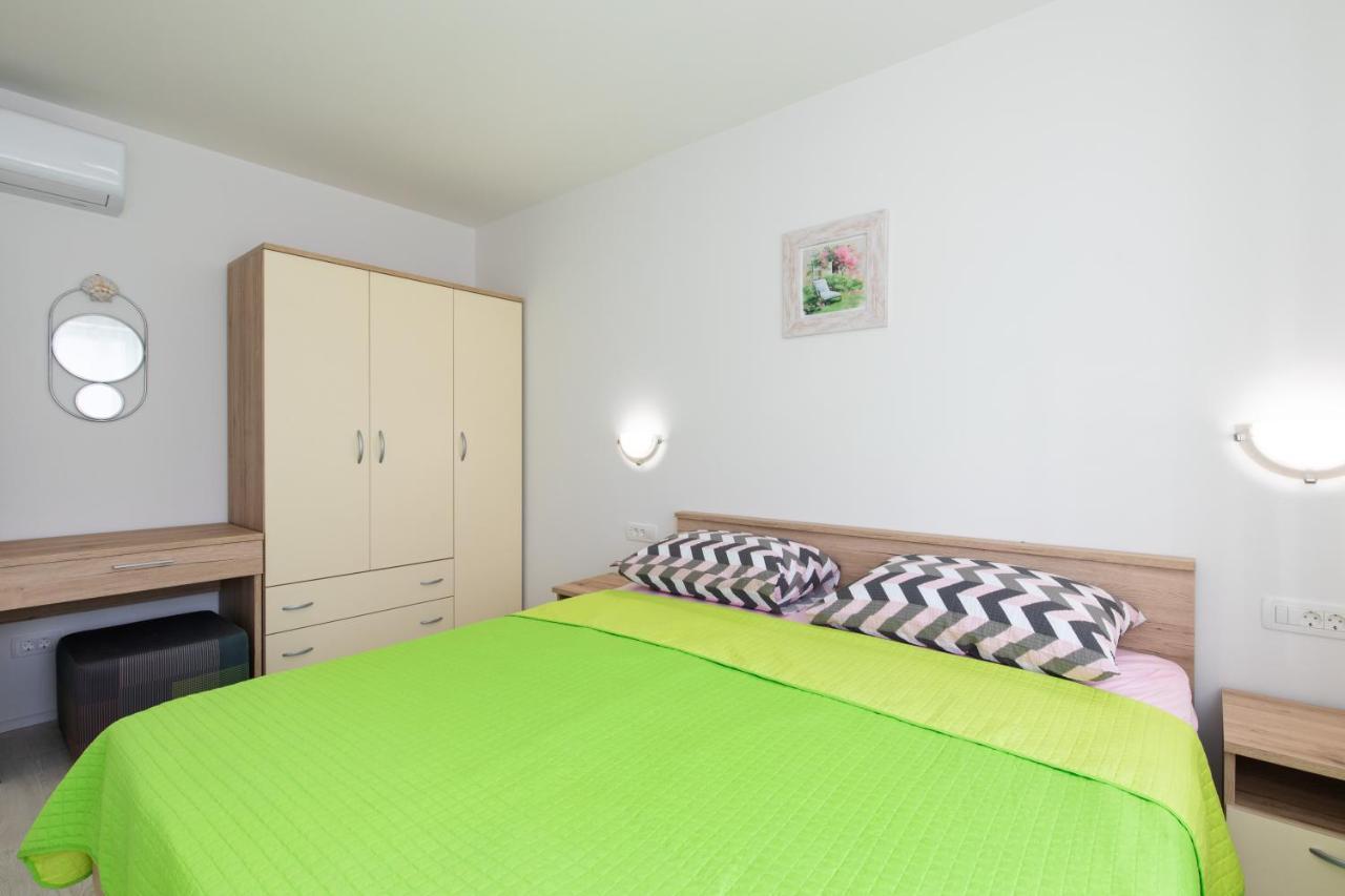 Apartman Ivona Na 1. Katu Malinska Exterior foto